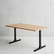 KANADEMONOの飛騨産唐松とマットブラックのI型の鉄脚を組み合わせたシンプルモダンなテーブル