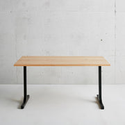 KANADEMONOの飛騨産唐松とマットブラックのI型の鉄脚を組み合わせたシンプルモダンなテーブル2