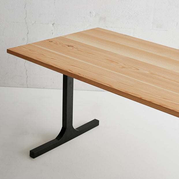 KANADEMONOの飛騨産唐松とマットブラックのI型の鉄脚を組み合わせたシンプルモダンなテーブル4