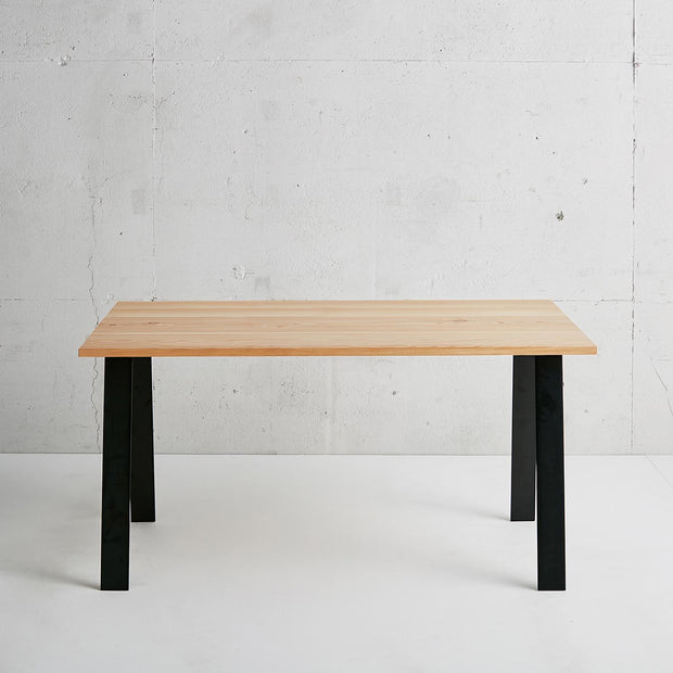 KANADEMONOの飛騨産唐松とマットブラックのAライン鉄脚を組み合わせたシンプルモダンなテーブル1
