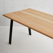 KANADEMONOの飛騨産唐松とマットブラックのAライン鉄脚を組み合わせたシンプルモダンなテーブル3