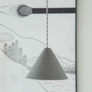 かなでもののセラミックとスチール組み合わせたシンプルなグレーの陶器製ペンダントライトの使用例