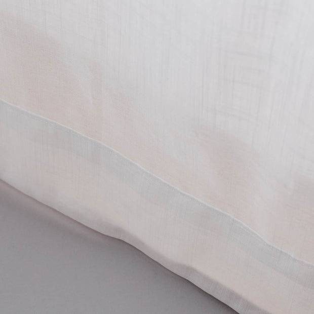 かなでものの綿と麻(95:5)を組み合わせたホワイトの天然素材100%の優しい風合いと手触りの薄地フラットカーテンの下部