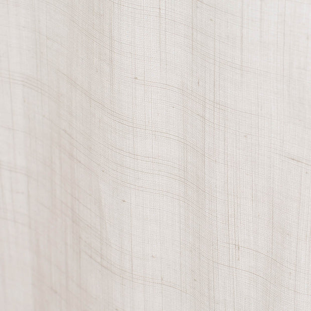 かなでものの綿と麻(95:5)を組み合わせたベージュの天然素材100%の優しい風合いと手触りの薄地フラットカーテンの表面