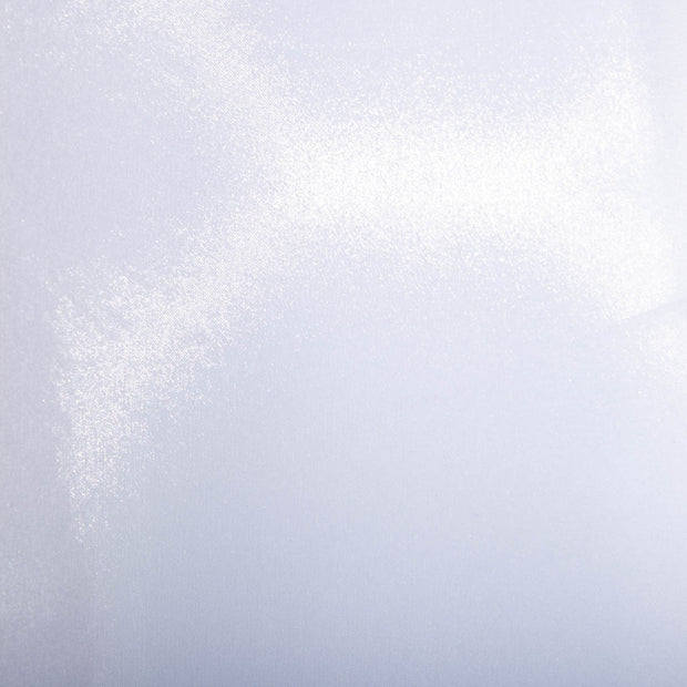 かなでもののポリエステルを100%使用したホワイトの光沢感が特徴のレースカーテンの表面