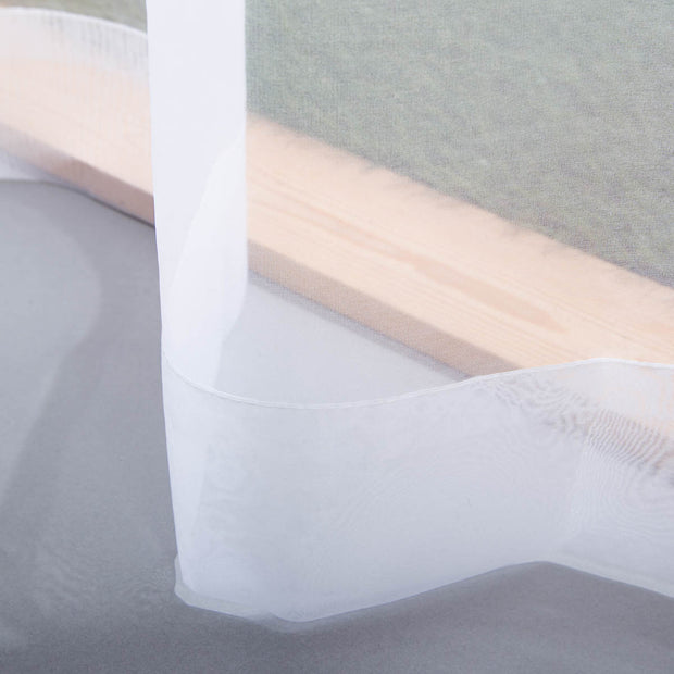 かなでもののポリエステルを100%使用したホワイトの光沢感が特徴のレースカーテンの下部