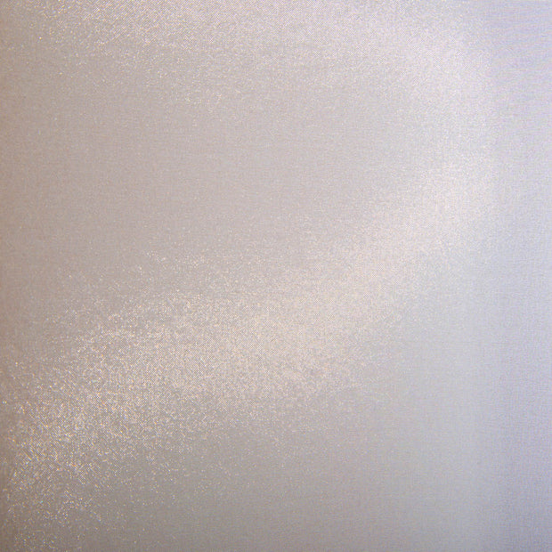 かなでもののポリエステルを100%使用した光沢感が特徴のレースカーテンの表面