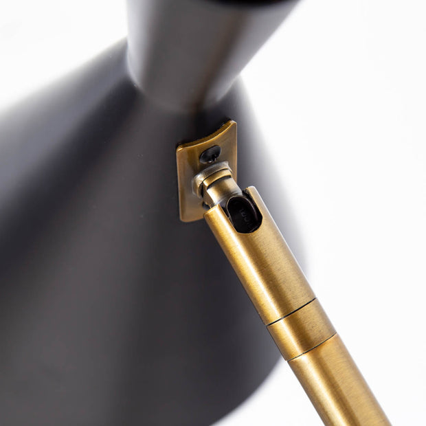 Gemoneのブラック×ゴールドの高級感溢れる配色とすっきりとしたデザインが印象的なフロアランプ(上部)・クローズアップ2