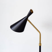 Gemoneのブラック×ゴールドの高級感溢れる配色とすっきりとしたデザインが印象的なフロアランプ(上からのアングル)