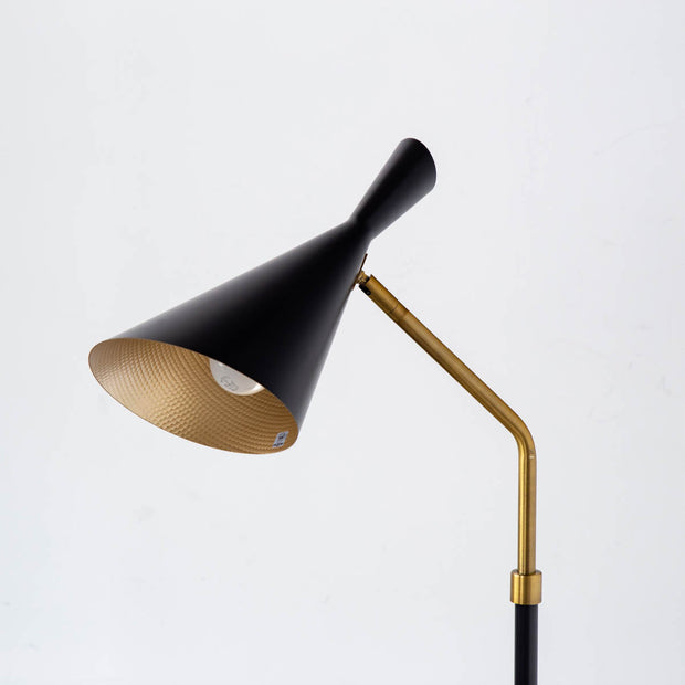 Gemoneのブラック×ゴールドの高級感溢れる配色とすっきりとしたデザインが印象的なフロアランプ(下からのアングル)