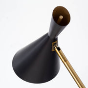 Gemoneのブラック×ゴールドの高級感溢れる配色とすっきりとしたデザインが印象的なフロアランプ(上部)