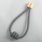かなでもののしっかり丁寧に編みこんだロープと木の留め具が上品な雰囲気を醸し出した気品ある落ち着いたグレーのマグネットタッセル(タッセル単体)2