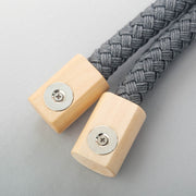 かなでもののしっかり丁寧に編みこんだロープと木の留め具が上品な雰囲気を醸し出した気品ある落ち着いたグレーのマグネットタッセル(タッセル単体)・クローズアップ