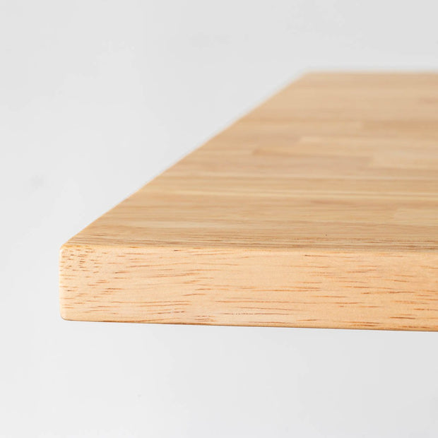 かなでもののラバーウッド材のスクエア天板Naturalとマットブラックの4pinアイアン脚を組み合わせたすっきりとしたデザインのカフェテーブルの天板1