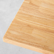 かなでもののラバーウッド材のスクエア天板Naturalとマットブラックの4pinアイアン脚を組み合わせたすっきりとしたデザインのカフェテーブルの天板2