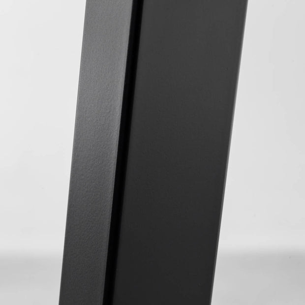 かなでもののマットブラックのトラペゾイド（台形）タイプのテーブル脚2脚セット・クローズアップ