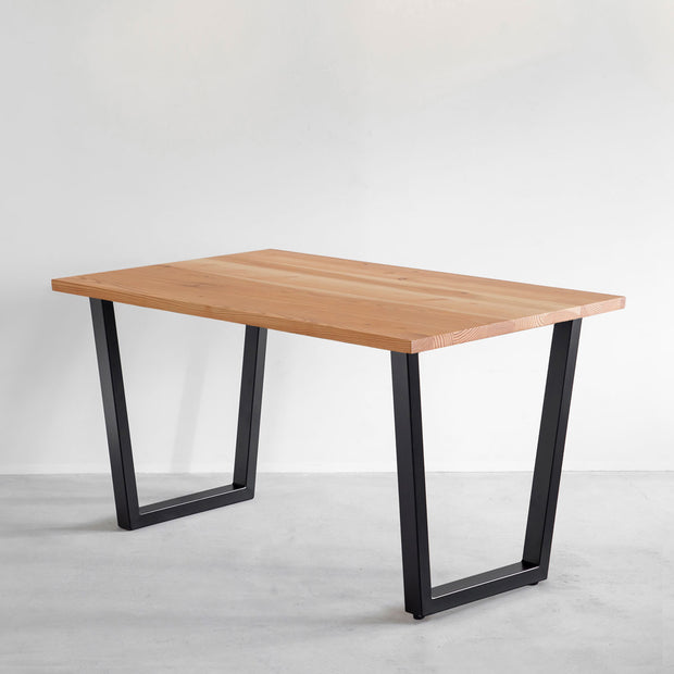 KANADEMONOの飛騨産唐松とマットブラックのトラペゾイド鉄脚を組み合わせたシンプルモダンなテーブル