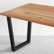 KANADEMONOの飛騨産唐松とマットブラックのトラペゾイド鉄脚を組み合わせたシンプルモダンなテーブル3