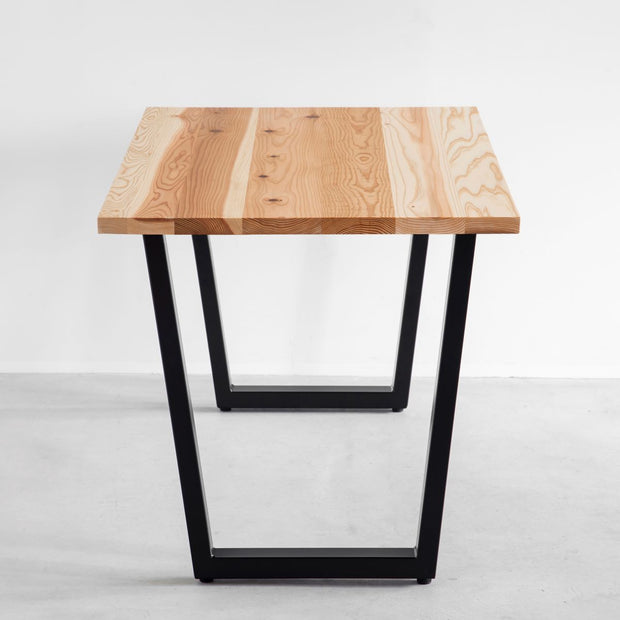 かなでものの長良杉とマットブラックのトラペゾイド鉄脚を組み合わせたシンプルモダンなテーブル2