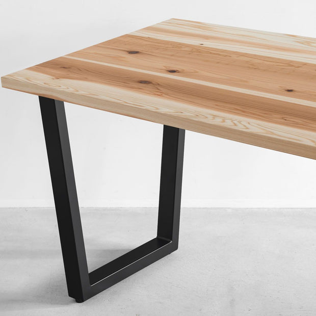 かなでものの長良杉とマットブラックのトラペゾイド鉄脚を組み合わせたシンプルモダンなテーブル3