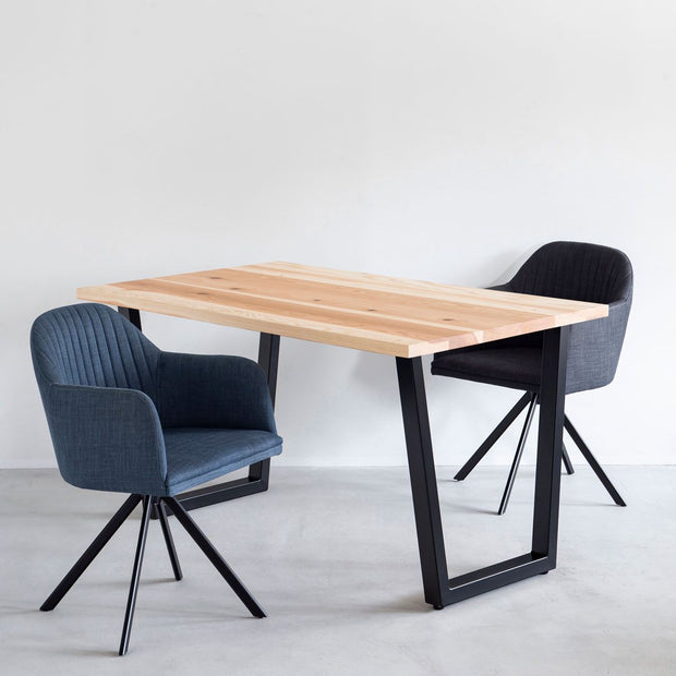 かなでものの長良杉とマットブラックのトラペゾイド鉄脚を組み合わせたシンプルモダンなテーブルと椅子