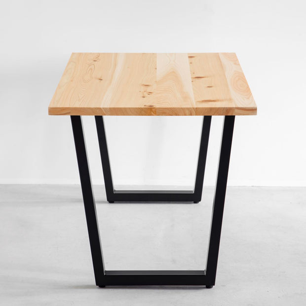 かなでもののヒノキの無垢材とマットブラックのトラペゾイド鉄脚を組み合わせたシンプルモダンなテーブル2