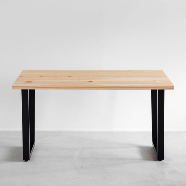 かなでもののヒノキの無垢材とマットブラックのトラペゾイド鉄脚を組み合わせたシンプルモダンなテーブル1