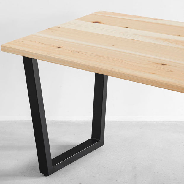 かなでもののヒノキの無垢材とマットブラックのトラペゾイド鉄脚を組み合わせたシンプルモダンなテーブル3