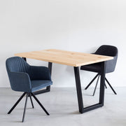 かなでもののヒノキの無垢材とマットブラックのトラペゾイド鉄脚を組み合わせたシンプルモダンなテーブルと椅子