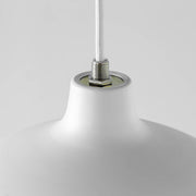 かなでもののマットホワイトの美しいアイアンの質感にシンプルなシェードのデザインが映えるペンダントライト(上部)