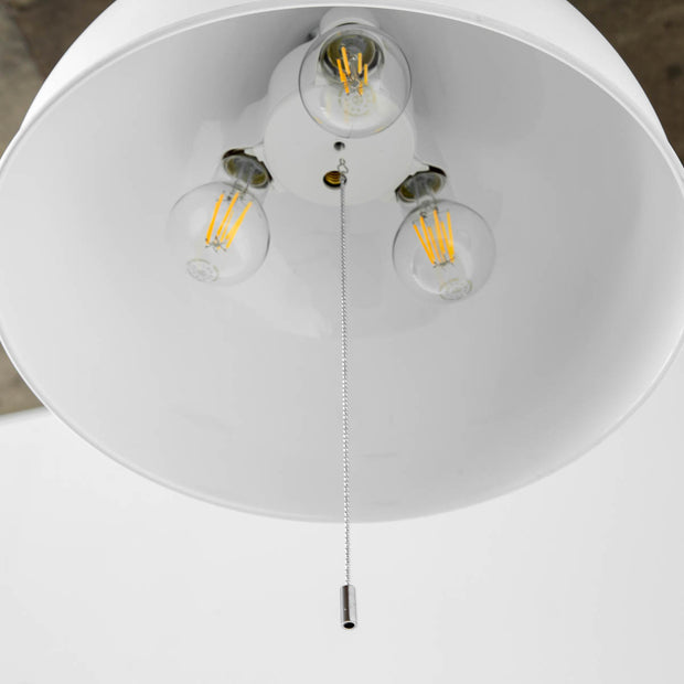 かなでもののマットホワイトの美しいアイアンの質感にシンプルなシェードのデザインが映えるペンダントライト(灯具部分)
