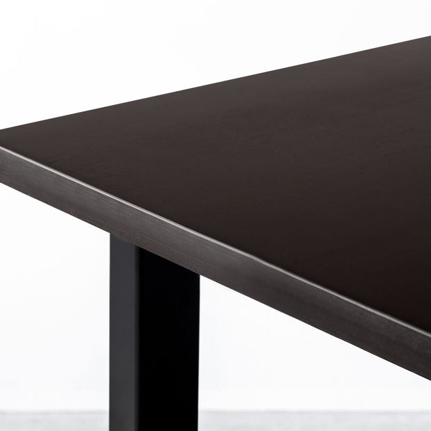 かなでもののブラックブラウンのラバーウッド天板とマットブラックの鉄脚を組み合わせたシンプルモダンなテーブル