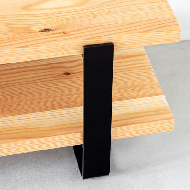 かなでものの飛騨唐松の天板とブラックの無垢鉄プレート脚を組み合わせたミニマルシンプルなテレビボードの角