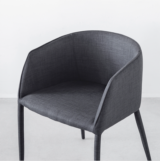 Gemoneのウレタンフォームを使用した座面と気品のあるシンプルなデザインが美しい張りぐるみ仕様のエレガントなアームチェア(斜めからのアングル)