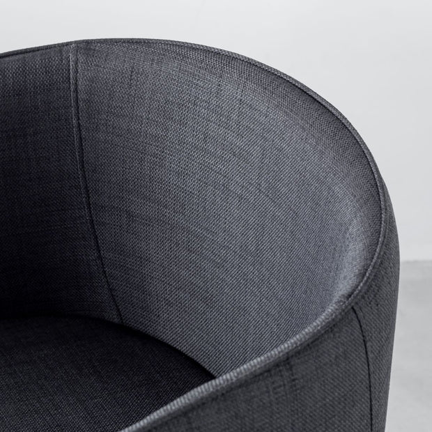 Gemoneのウレタンフォームを使用した座面と気品のあるシンプルなデザインが美しい張りぐるみ仕様のエレガントなアームチェア(背もたれ)