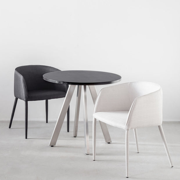 Gemoneのウレタンフォームを使用した座面と気品のあるシンプルなデザインが美しい張りぐるみ仕様のエレガントなアームチェアとテーブル2