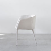 Gemoneのウレタンフォームを使用した座面と気品のあるシンプルなデザインが美しい張りぐるみ仕様のエレガントなアームチェア(パールホワイト・横からのアングル)