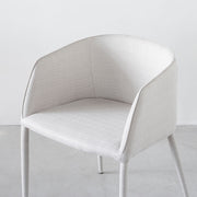 Gemoneのウレタンフォームを使用した座面と気品のあるシンプルなデザインが美しい張りぐるみ仕様のエレガントなアームチェア(パールホワイト・斜めからのアングル)
