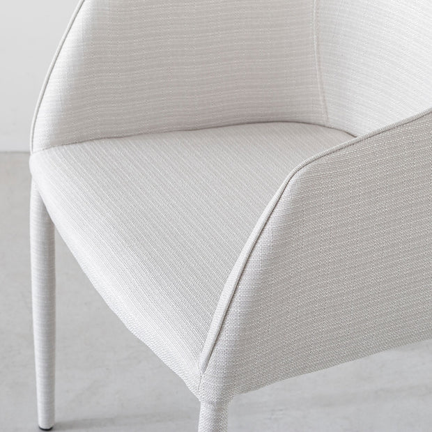 Gemoneのウレタンフォームを使用した座面と気品のあるシンプルなデザインが美しい張りぐるみ仕様のエレガントなアームチェア(パールホワイト・座面)