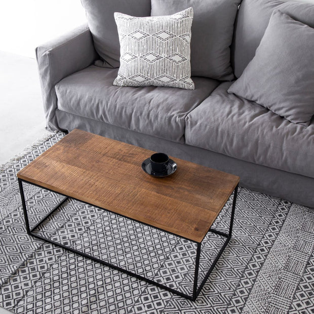 かなでもののヴィンテージ家具のような趣のある無垢のマンゴーウッドと品のある雰囲気のアイアン脚を組み合わせたシンプルなセンターテーブルとソファ2