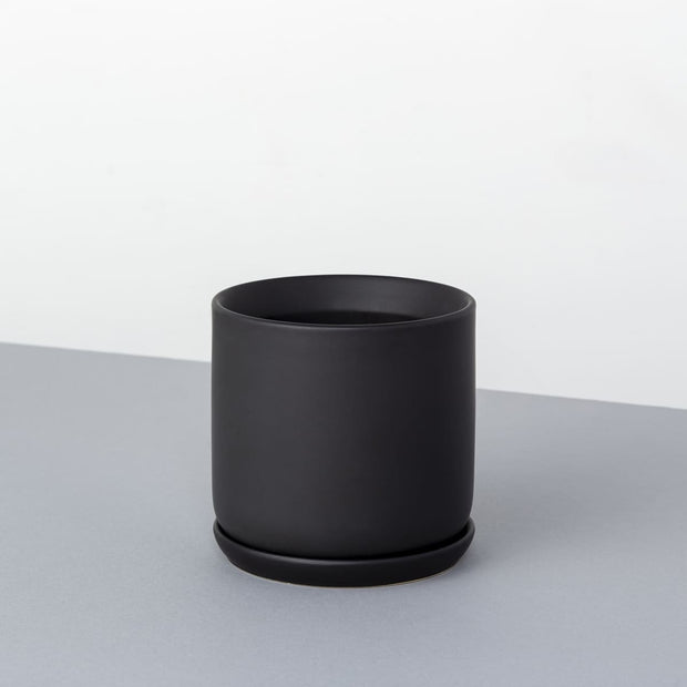 かなでもののセラミックを使用したシンプルでシックな雰囲気のブラックの鉢