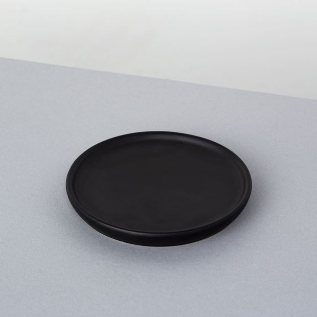 かなでもののセラミックを使用したシンプルでシックな雰囲気のブラックの鉢皿