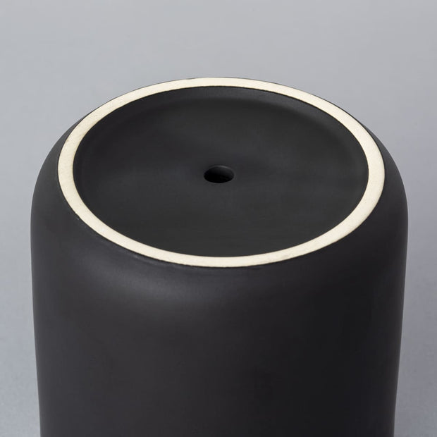 かなでもののセラミックを使用したシンプルでシックな雰囲気のブラックの鉢の底