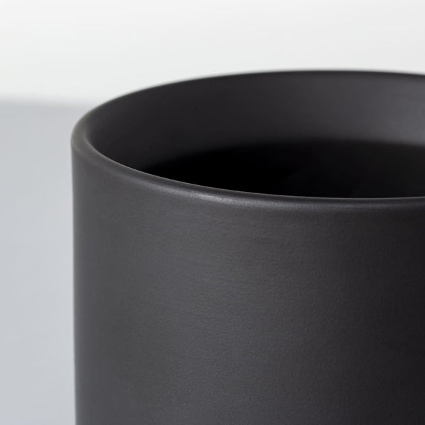 かなでもののセラミックを使用したシンプルでシックな雰囲気のブラックの鉢の縁