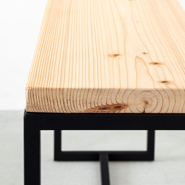 かなでもののナチュラルな木の温もりが感じられる杉板材と細身のアイアン脚を組み合わせたスタイリッシュなデザインのベンチ(上部)2