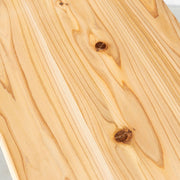 かなでもののナチュラルな木の温もりが感じられる杉無垢材と細身のアイアン脚を組み合わせたシンプルなデザインのベンチ(上部)・クローズアップ
