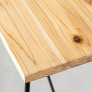 かなでもののナチュラルな木の温もりが感じられる杉無垢材と細身のアイアン脚を組み合わせたシンプルなデザインのベンチ(上部)