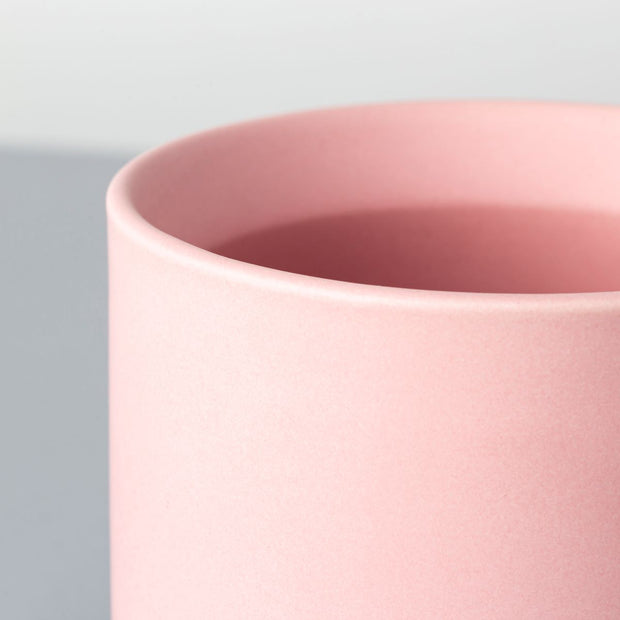 かなでもののセラミックを使用したシンプルポップな可愛いピンクの鉢の縁