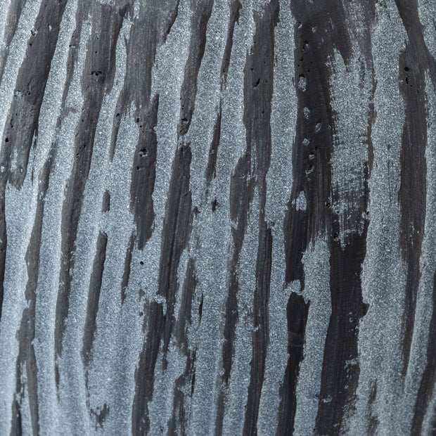 かなでもののセメントファイバーグラスを使用した縞模様のカービングが美しいシックモダンなブラックの壺型鉢の表面
