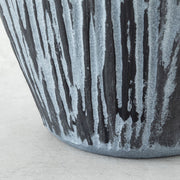 かなでもののセメントファイバーグラスを使用した縞模様のカービングが美しいシックモダンなブラックの壺型鉢の床接面